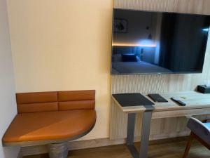 una habitación con un escritorio, una silla y un espejo en فندق رؤيا الاندلس النخبة - Roaya Alandalus Elite Hotel, en Medina 44 fotos más