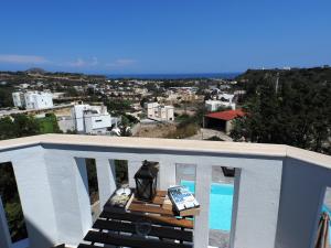 balcone con tavolo e libro sopra di Villa Aurora Dome a Afantou