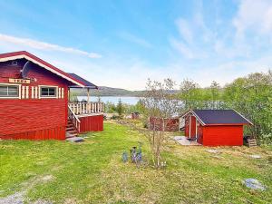 una casa rossa con una bicicletta davanti di 7 person holiday home in JARFJORD a Karpbukt