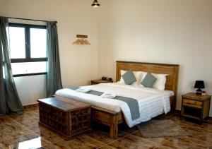 Salalah的住宿－SAMA Jabal Samhan Hotel，一间卧室设有一张大床和一个窗户。