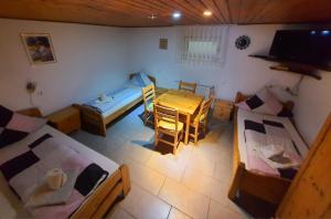einen Blick über ein Zimmer mit 2 Betten und einem Tisch in der Unterkunft Gästehaus Terrana in Wathlingen
