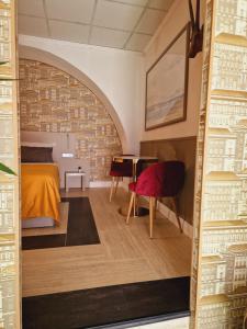 a bedroom with a bed and a desk in a room at São Pedro Suite Faro in Faro
