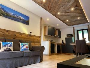 a living room with a couch and a kitchen at Appartement Saint-Gervais-Les-Bains in Saint-Gervais-les-Bains