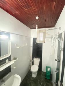 łazienka z toaletą i umywalką w obiekcie Villa 70C w mieście Dharga Town