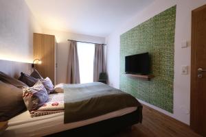 Μια τηλεόραση ή/και κέντρο ψυχαγωγίας στο SeeHotel & SeeApartments Kärntnerhof- direkt am See!