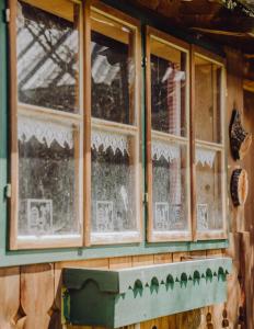 ein Fenster auf einem Holzhaus mit Schnee darauf in der Unterkunft SIEGLGUT in Altaussee