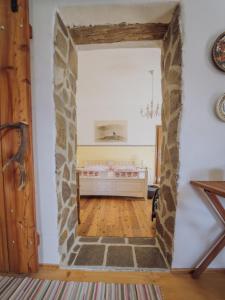 una gran puerta que conduce a una habitación con cuna en SIEGLGUT, en Altaussee