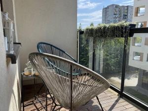 metalowe krzesło na balkonie z oknem w obiekcie M1L Mieszkanie sypialnia +balkon w Warszawie
