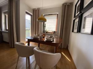 jadalnia ze stołem i 2 krzesłami w obiekcie M1L Mieszkanie sypialnia +balkon w Warszawie