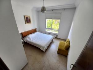 ein kleines Schlafzimmer mit einem Bett und einem Fenster in der Unterkunft Confort Inn Lac 2 in Tunis