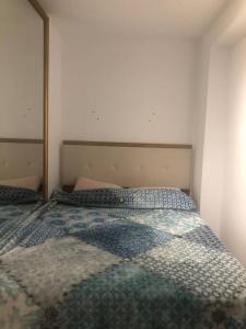 伊斯坦堡的住宿－Furnished Apartment for rent，一间卧室配有两张床和镜子