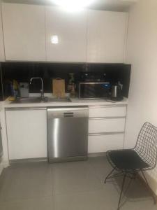 uma pequena cozinha com uma cadeira e um micro-ondas em Furnished Apartment for rent em Istambul