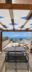 - une table sur une terrasse avec vue sur l'océan dans l'établissement MAGIK hill, à Pizzo