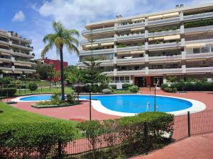 Bazén v ubytovaní Sunny Guadalmina Apartment alebo v jeho blízkosti