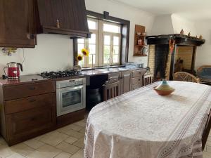 eine Küche mit einem Tisch und einer Schüssel darauf in der Unterkunft Casa das Andorinhas - Campo e Piscina 