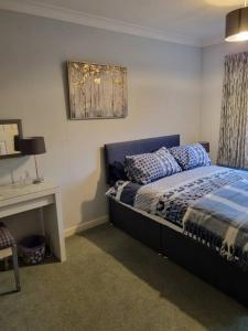 une chambre avec un lit et un bureau dans l'établissement Shunters Cottage, à Darnick