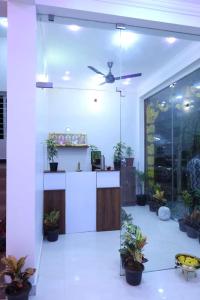 una hall con piante in vaso e un bancone in un edificio di CHANDRODAYAM RESIDENCY a Karaikal