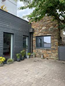 una casa de ladrillo con un patio delante de ella en Beautiful Townhouse with Parking Sleeps 6, en Kingsbridge