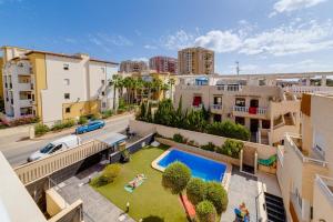 apartament z basenem w centrum miasta w obiekcie Holiday Home w mieście Torrevieja