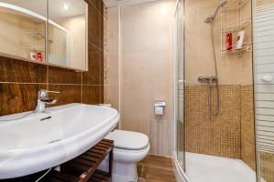 łazienka z umywalką, toaletą i prysznicem w obiekcie Holiday Home w mieście Torrevieja