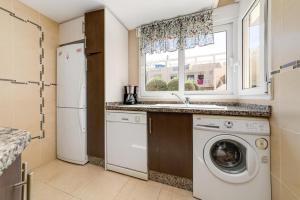 kuchnia z pralką i oknem w obiekcie Holiday Home w mieście Torrevieja