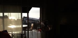 ein Zimmer mit Blick auf einen Balkon mit Tisch in der Unterkunft BONITAS VISTAS in Peñíscola