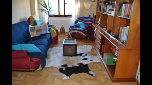 ein Wohnzimmer mit einem blauen Sofa und einem Teppich in der Unterkunft El Descanso in Oviedo