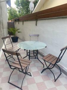 a patio with a table and chairs on a patio at Appartement relaxant au bassin in La Teste-de-Buch