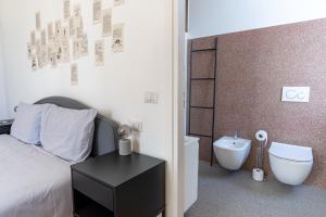 una camera con letto e un bagno con servizi igienici di Lago Design Guest House - Como Center a Como