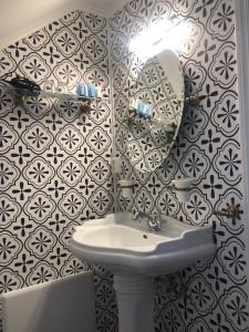 La salle de bains est pourvue d'un lavabo et d'un miroir. dans l'établissement Jaunsen Gjestgjevarstad, à Granvin