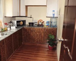 uma cozinha com um lavatório e uma bancada em QB Elegant Villa with Valley View em Rawalpindi