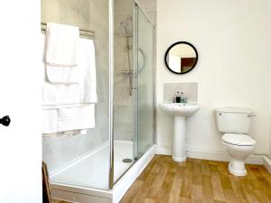 Et badeværelse på The Neville - Quaint Victorian Home With Free Parking + 51 billeder