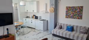 a living room with a couch and a kitchen at Apartmani Centar Seline Paklenica in Seline
