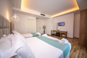 Una cama o camas en una habitación de Bianco Hotel