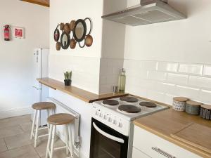 Køkken eller tekøkken på The Neville - Quaint Victorian Home With Free Parking