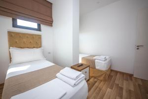 เตียงในห้องที่ Bianco Hotel
