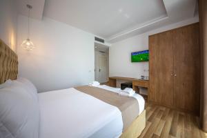 เตียงในห้องที่ Bianco Hotel