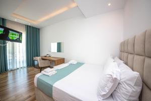 เตียงในห้องที่ Bianco Hotel