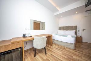 เตียงในห้องที่ Bianco Hotel