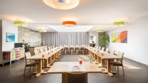 une grande salle à manger avec des tables et des chaises dans l'établissement Ringhotel Central - Superior, à Rüdesheim am Rhein