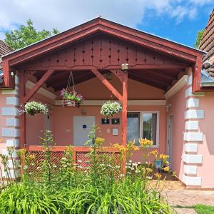 una casa con portico coperto con fiori di Villa Sunset a Palić