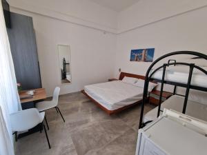 una camera con letto a castello, scrivania e sedia di b&b sirena camera moderna a Francavilla al Mare
