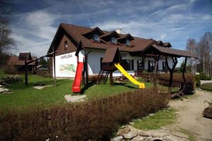 プラーシリにあるApartmány Prášily - Šumavaの滑り台付きの家の前の遊び場