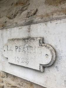 a stone sign on the side of a building at Villa - La Remise in Saint-Michel-en-lʼHerm