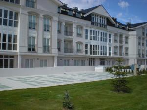 apartamentowiec z trawnikiem przed nim w obiekcie Mirador de Barreiros w mieście Barreiros