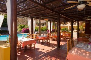 Bazén v ubytování Tripui Hotel nebo v jeho okolí