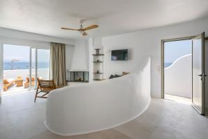 ein weißes Wohnzimmer mit einem großen weißen Sofa in der Unterkunft Cavos in Agios Sostis