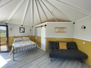 Postel nebo postele na pokoji v ubytování AC/DC Glamping