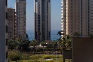 una ciudad con edificios altos y vistas al océano en Apartamento Nuevo Alexia 1 4 1 en Calpe, en Calpe