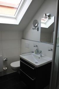 ein Badezimmer mit Waschbecken und Toilette in der Unterkunft Gästehaus Sophie Randa in Borkum